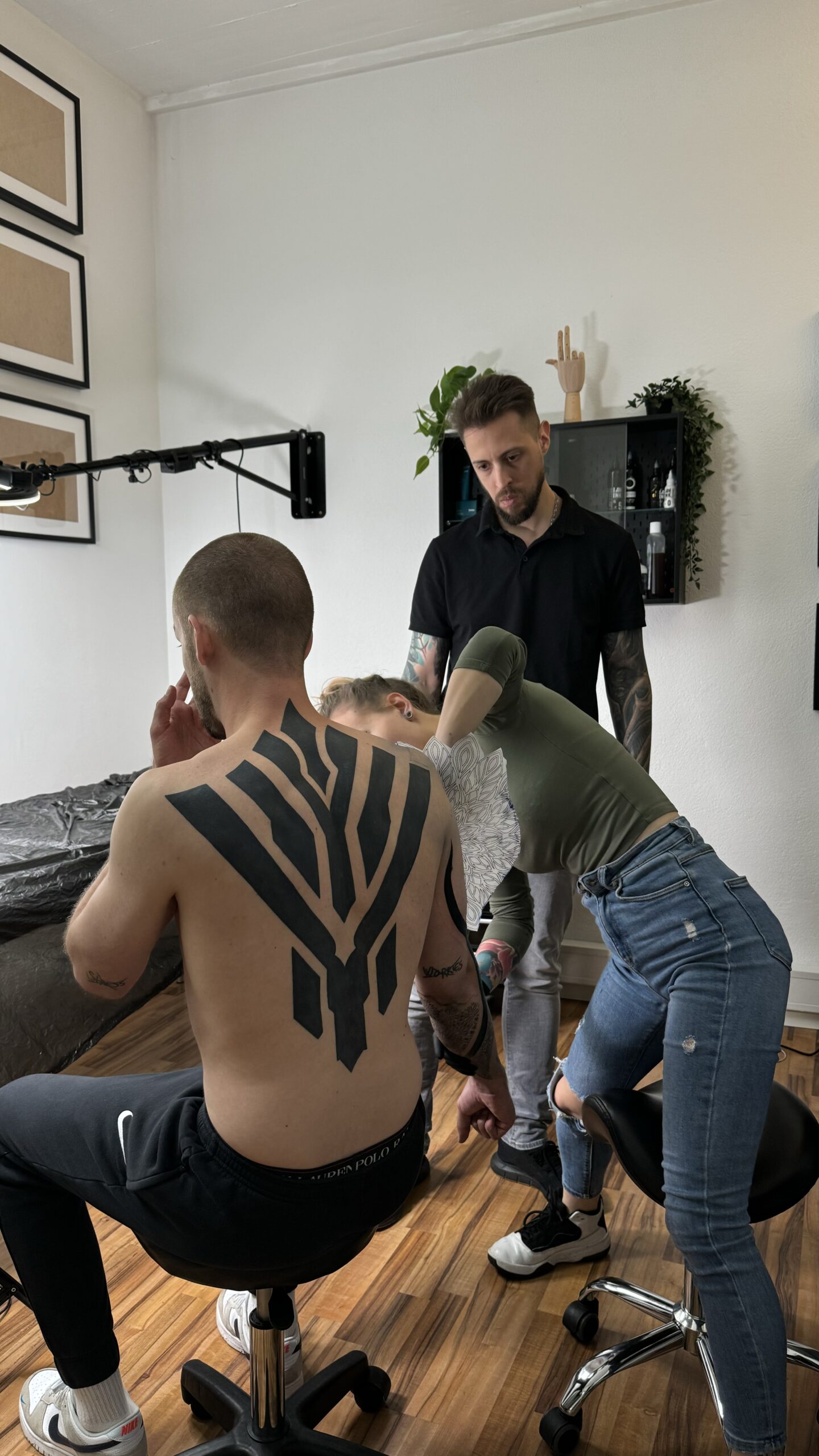 Rücken-Tattoo mit geometrischen Linien in einem Premium-Tattoo-Studio in Karlsruhe.