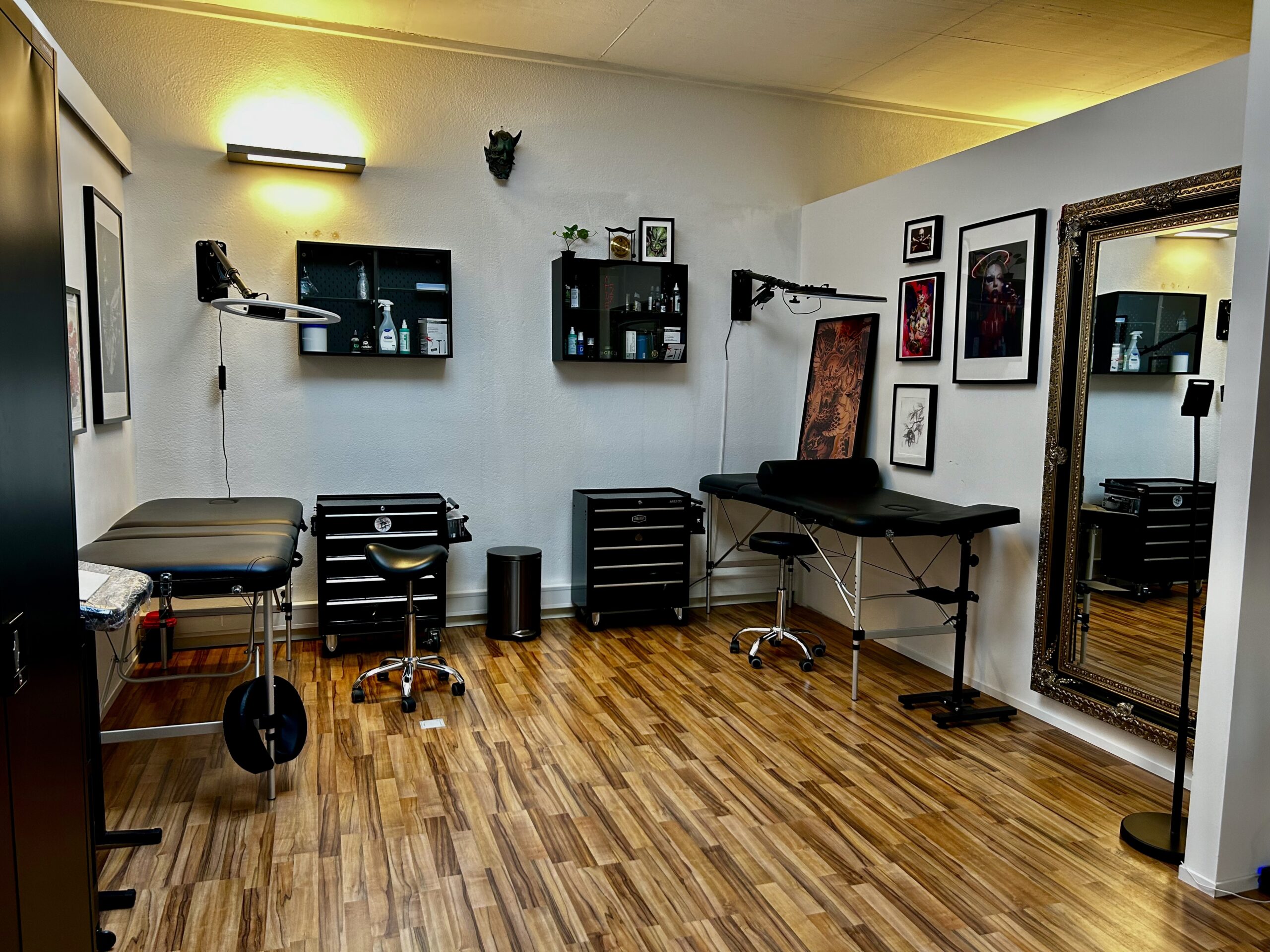 Tattoo-Raum mit Spiegel und Arbeitsstation im Golden Circle Tattoo Studio