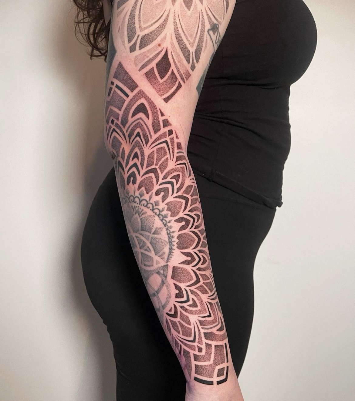 Mandala-Tattoo auf dem Arm einer Kundin in einem Karlsruher Luxus-Tattoo-Studio.