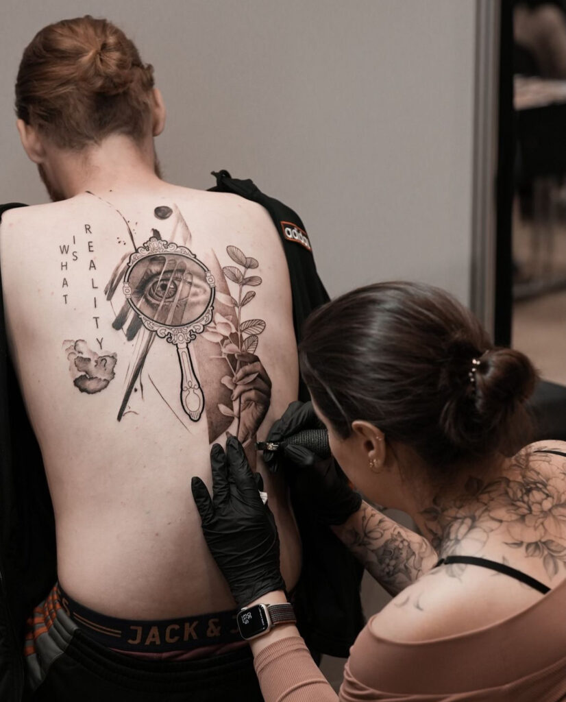 Realistisches Tattoo mit Auge und botanischen Elementen in einem Karlsruher Luxus-Tattoo-Studio.