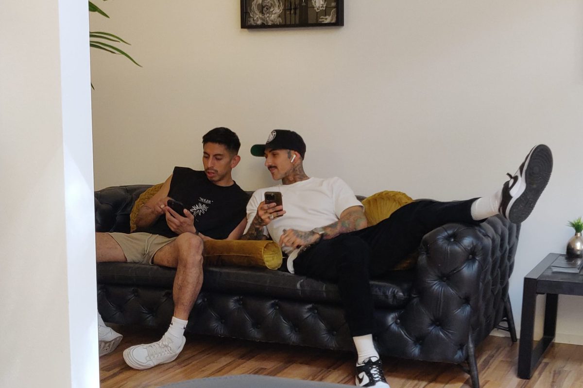 Gasttätowierer entspannen sich auf der Couch im Golden Circle Tattoo Studio