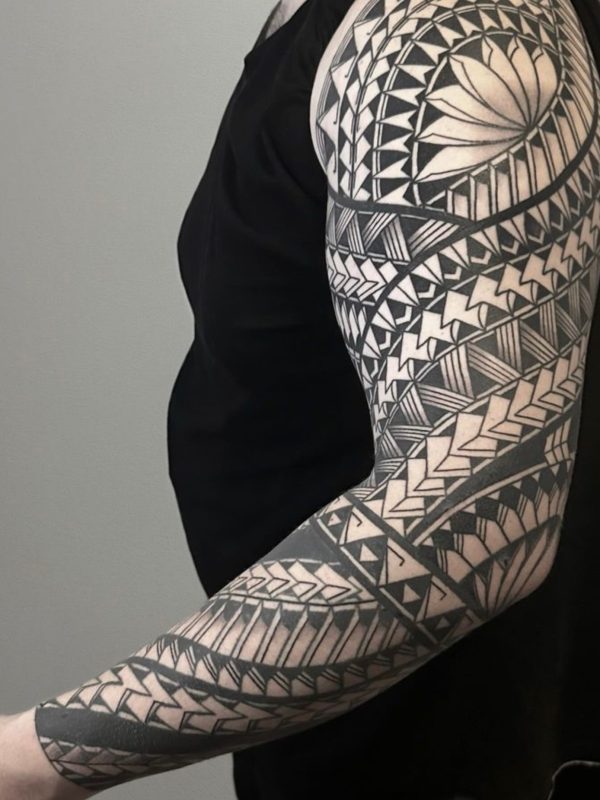 Tribal-Tattoo als Ärmel mit geometrischen Elementen