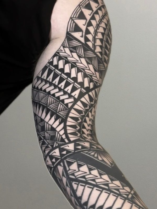 Großflächiges Tribal Arm-Tattoo mit geometrischen Mustern