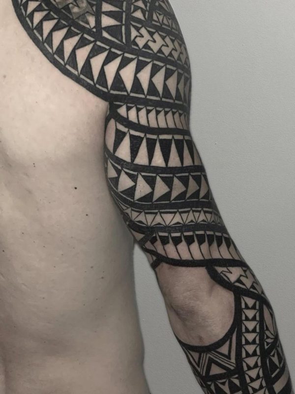 Tribal-Tattoo am Arm mit geometrischen Linien und Mustern