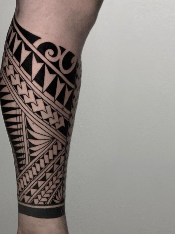 Großflächiges polynesisches Bein-Tattoo mit geometrischen Mustern