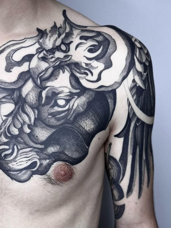 Großflächiges Brusttattoo in Schwarz und Grau