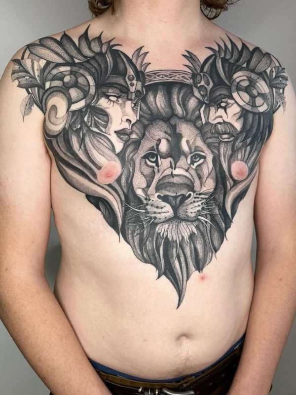 Symmetrisches Brust-Tattoo im ornamentalen Design