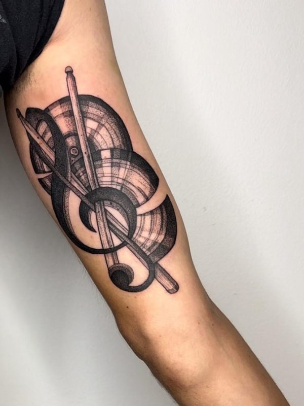 Musik-Motiv Unterarm-Tattoo mit schwarzen Linien