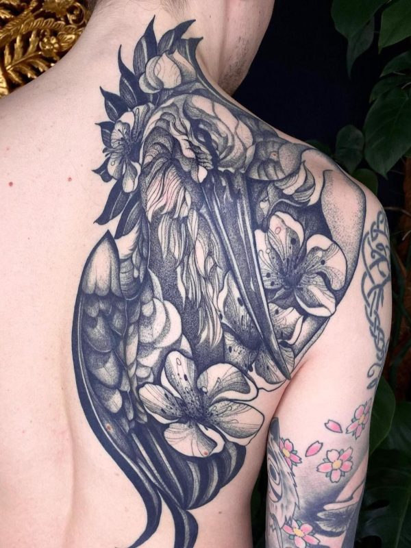 Großflächiges Blumen-Tattoo auf Brust und Schulter in Blackwork